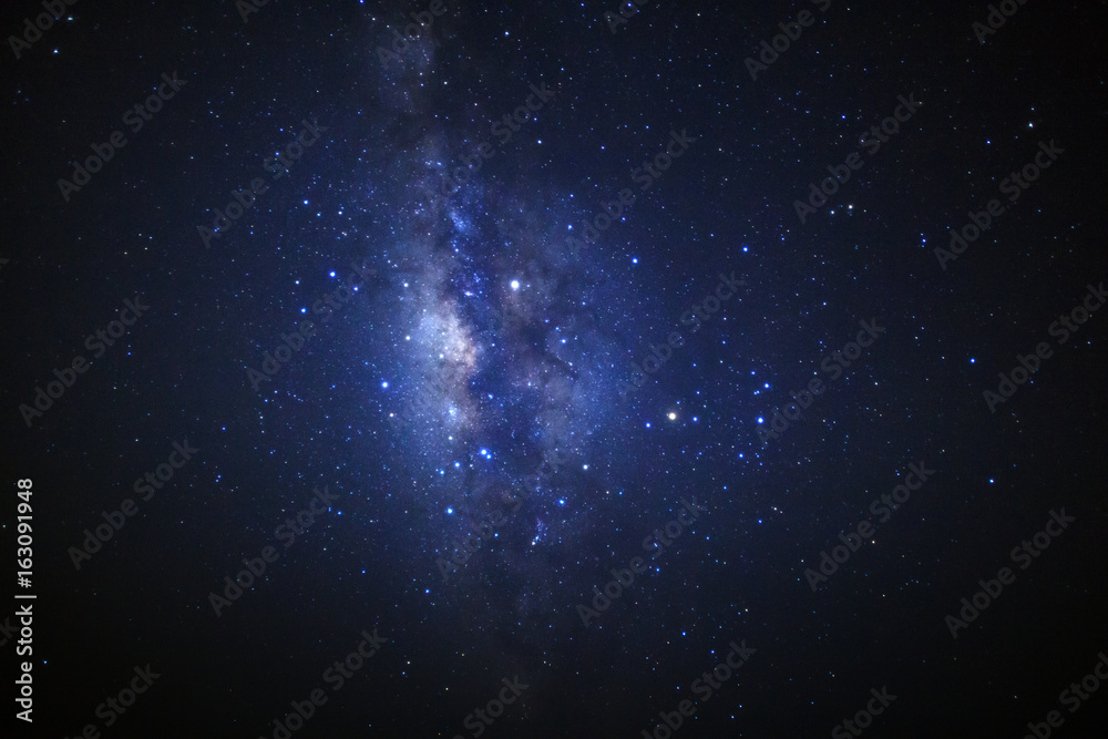 Fototapeta premium Galaktyka drogi mlecznej. Fotografia o długim czasie naświetlania, z ziarnem