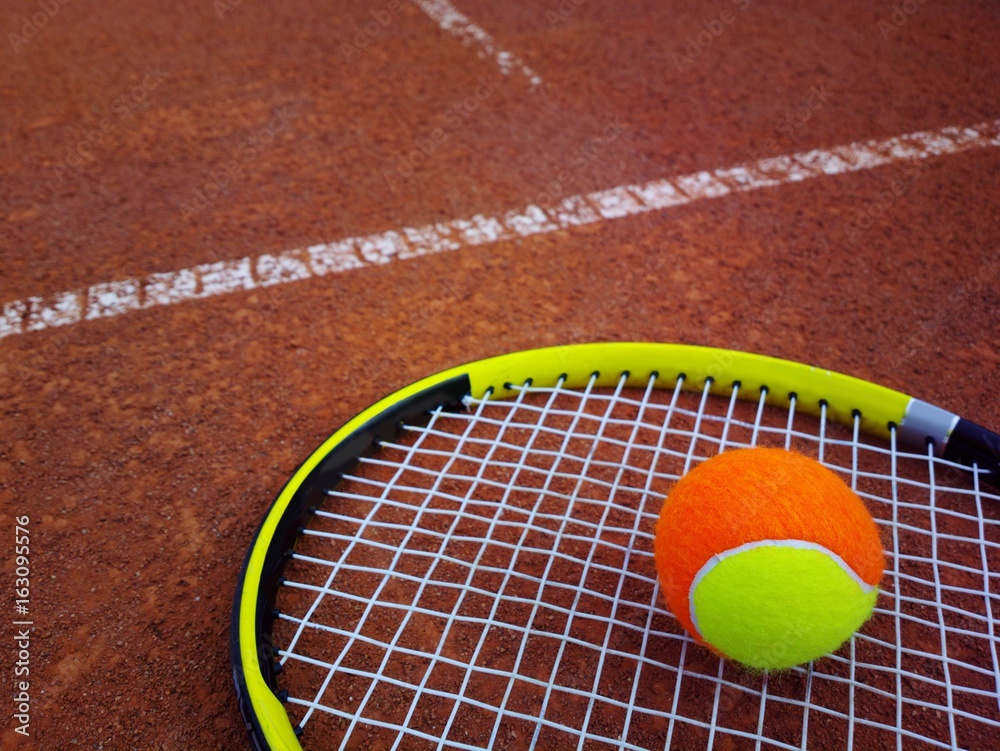 Tennisschläger mit Tennisball auf einem Tennisplatz