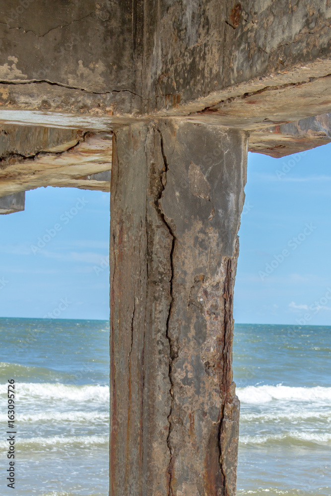reinforced concrete bridge columns are rusty reinforced concrete bridge columns are rusty