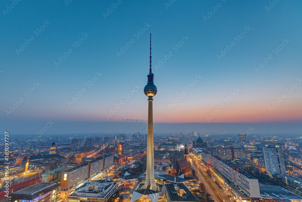 Naklejka premium Wieża telewizyjna w Berlinie po zachodzie słońca