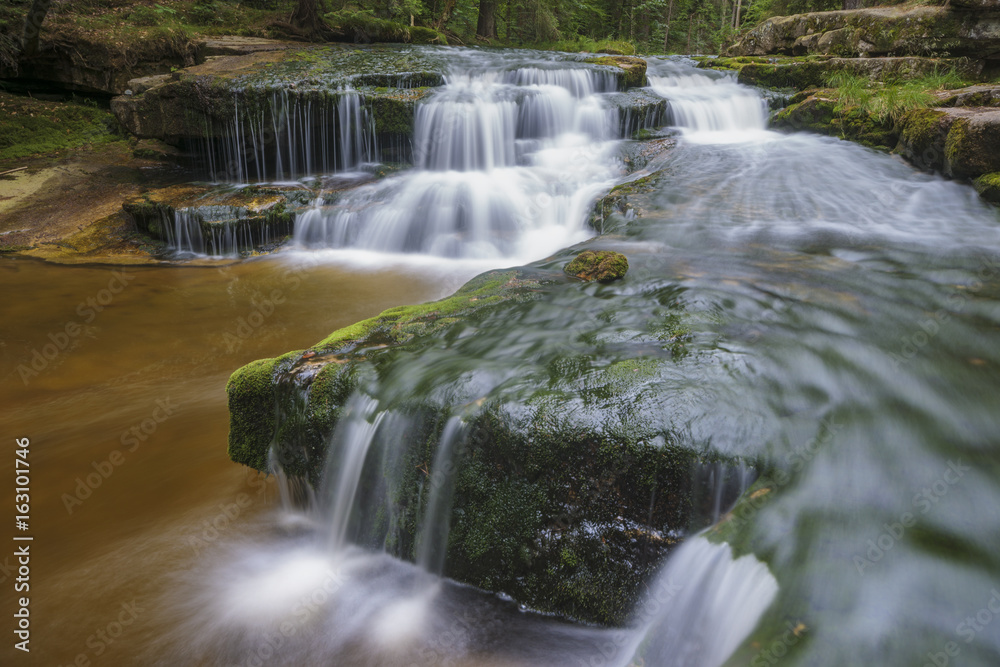 Obraz premium Cascades on a small mountain river