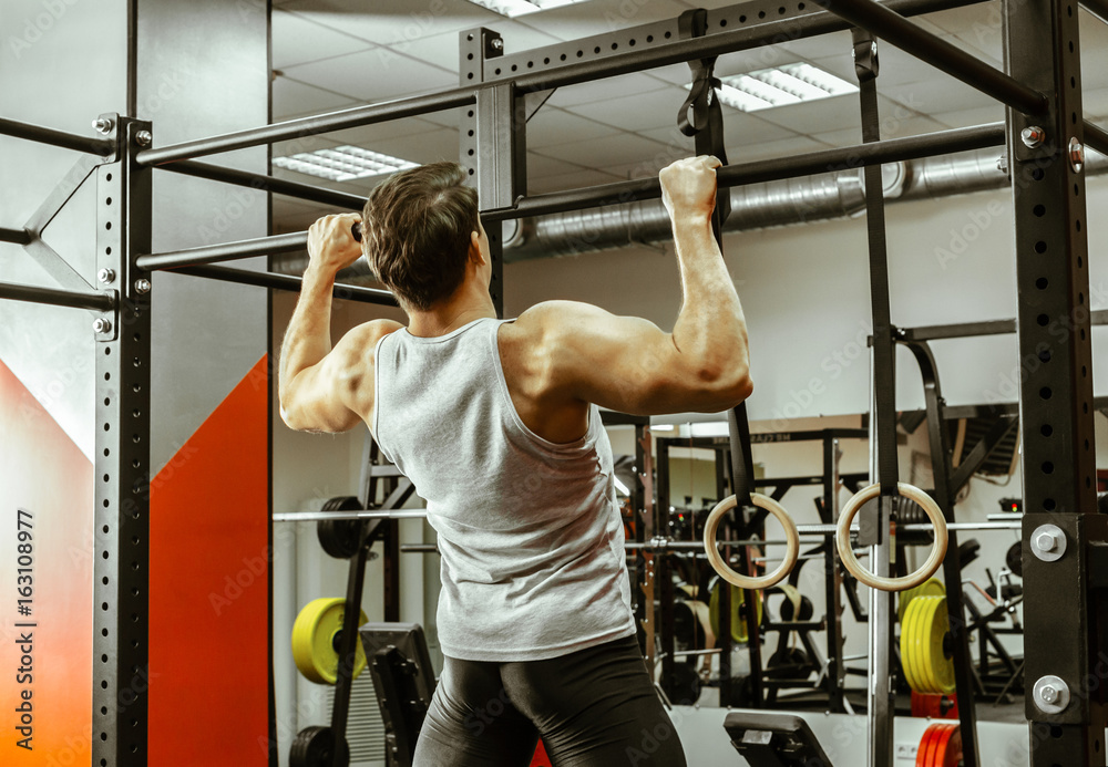 Naklejka premium Man workingout in the local gym