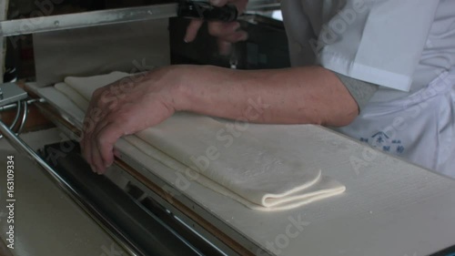 さぬきうどんづくり　生地を切る