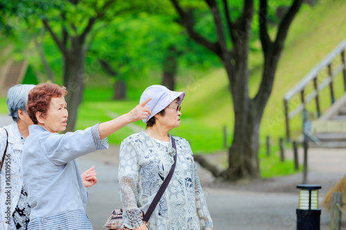 日本人 高齢者女性 旅行 © beeboys