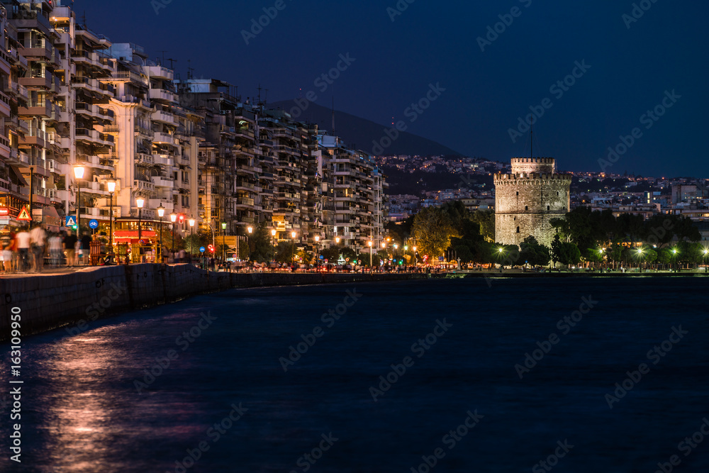 Obraz premium White Tower of Thessaloniki at night, Greece