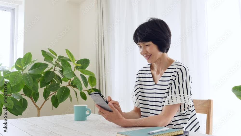 ミドル女性　スマートフォン　驚く