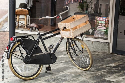 Hollandfahrrad mit Transportkiste aus Holz
