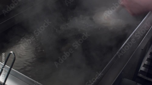 さぬきうどんづくり　うどん釜に麺を入れて湯がく