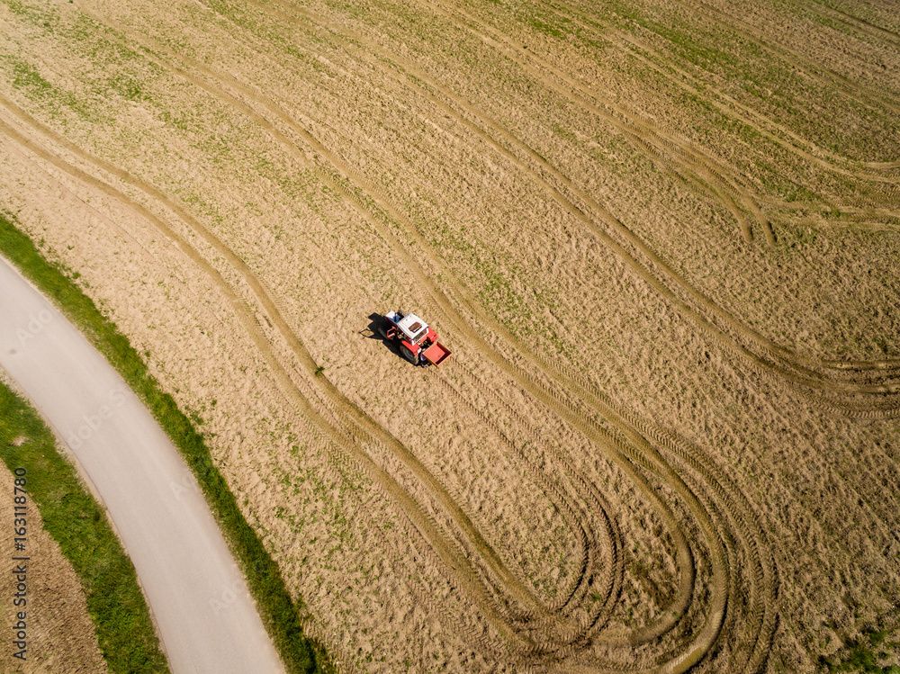 Obraz premium Luftaufnahme, Traktor, Heu ernten, wiese, Sommer, Schlepper
