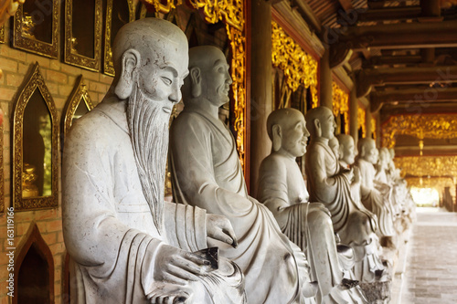 Asiatische Statuen in einem goldenem Tempel