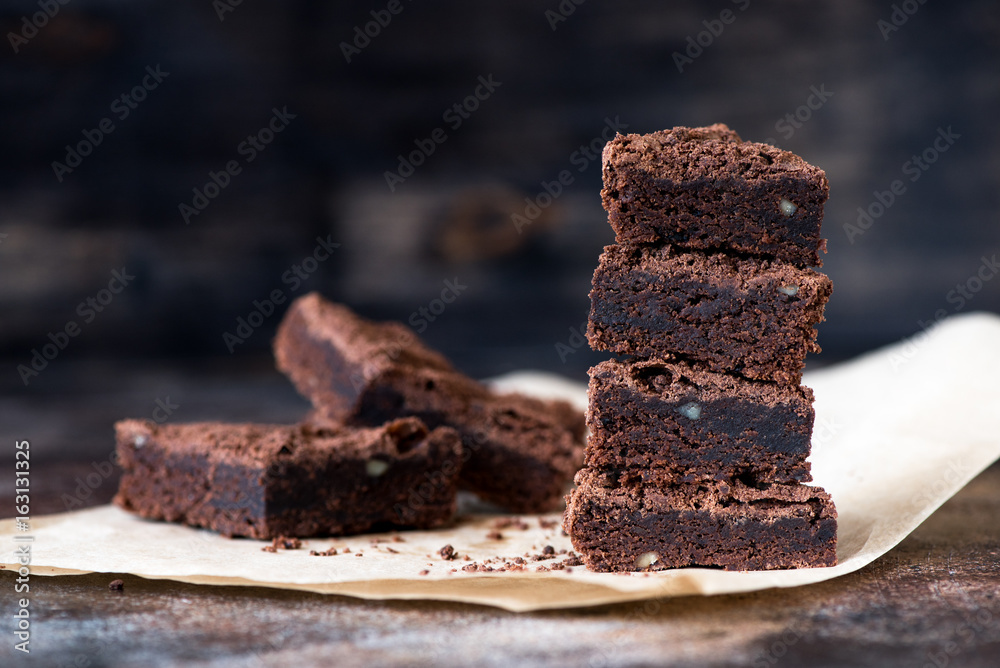 Ταπετσαρία Chocolate brownie cake on brown baking paper