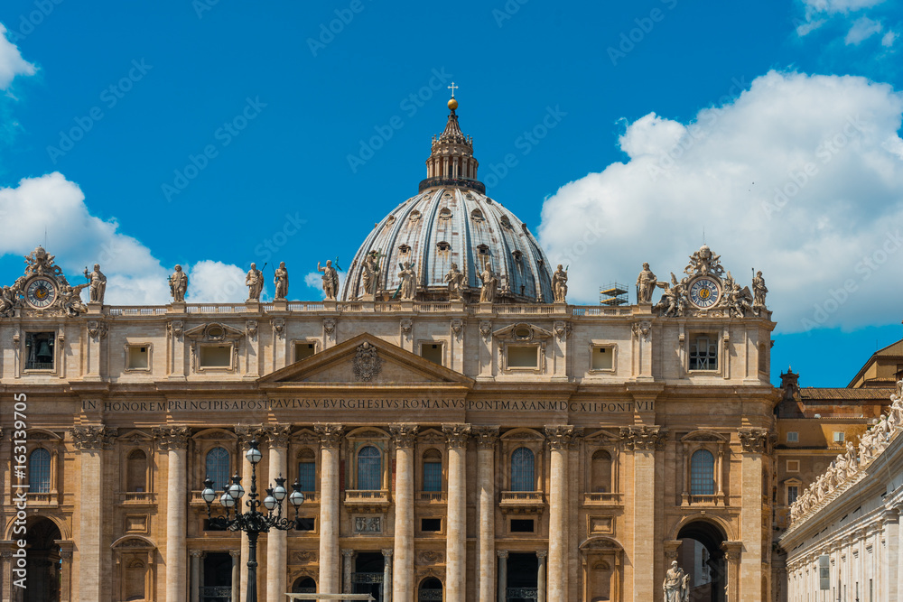 Obraz premium St. Peters Basilica at rome, italy