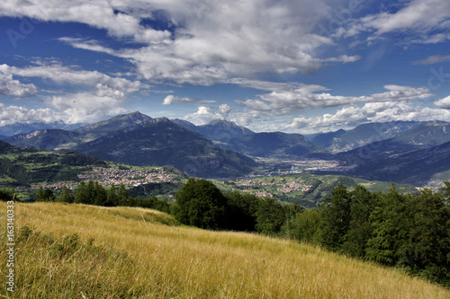 PAESAGGIO DI MONTAGNA SUL MONTE BALDO IN ITALIA