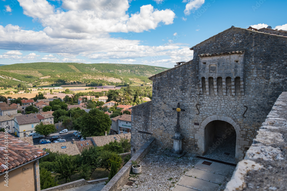 Village de Banon en Provence, France. Le portail à mâchicoulis, du XIVème siècle.