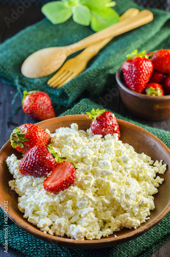 Cottage cheese and strawberries