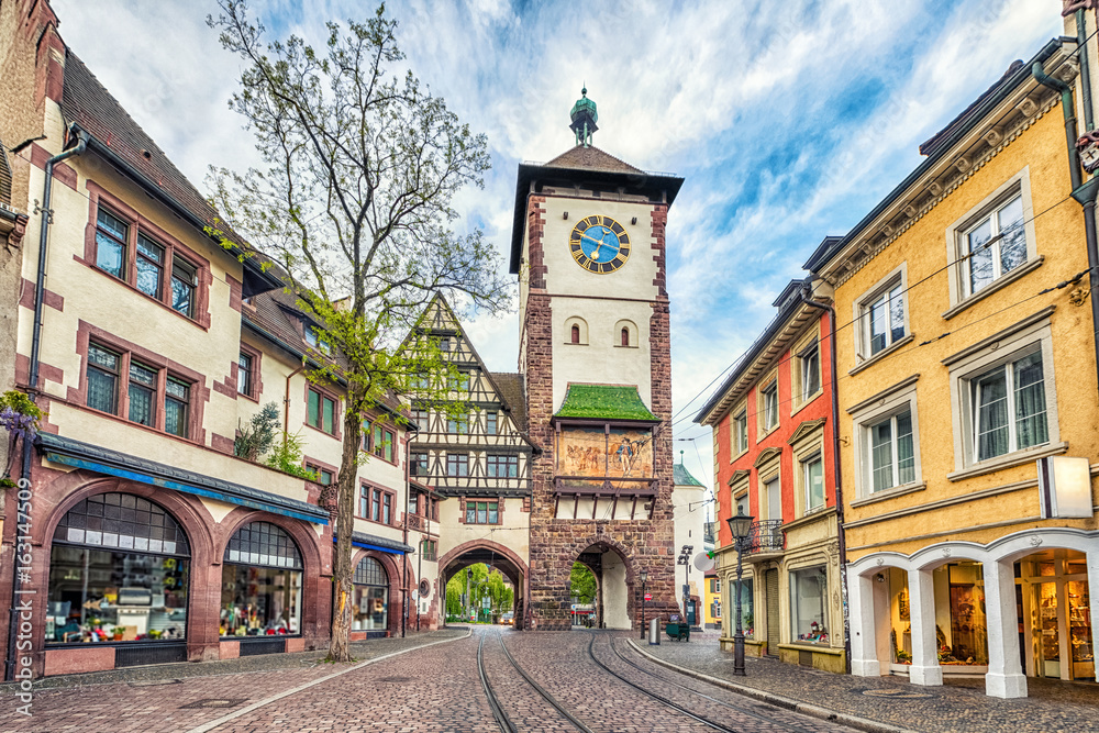 Obraz premium Schwabentor - zabytkowa brama miejska we Fryburgu Bryzgowijskim, Badenia-Wirtembergia, Niemcy