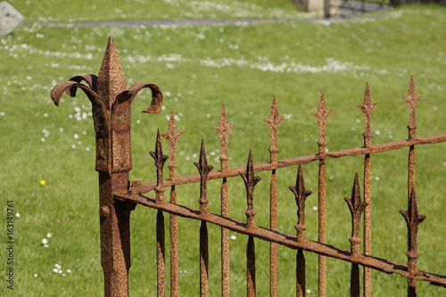 Verrosteter Zaun auf Friedhof, St. Glements Church, Rodel, Isle of Harris, äussere Hebriden, Schottland photo