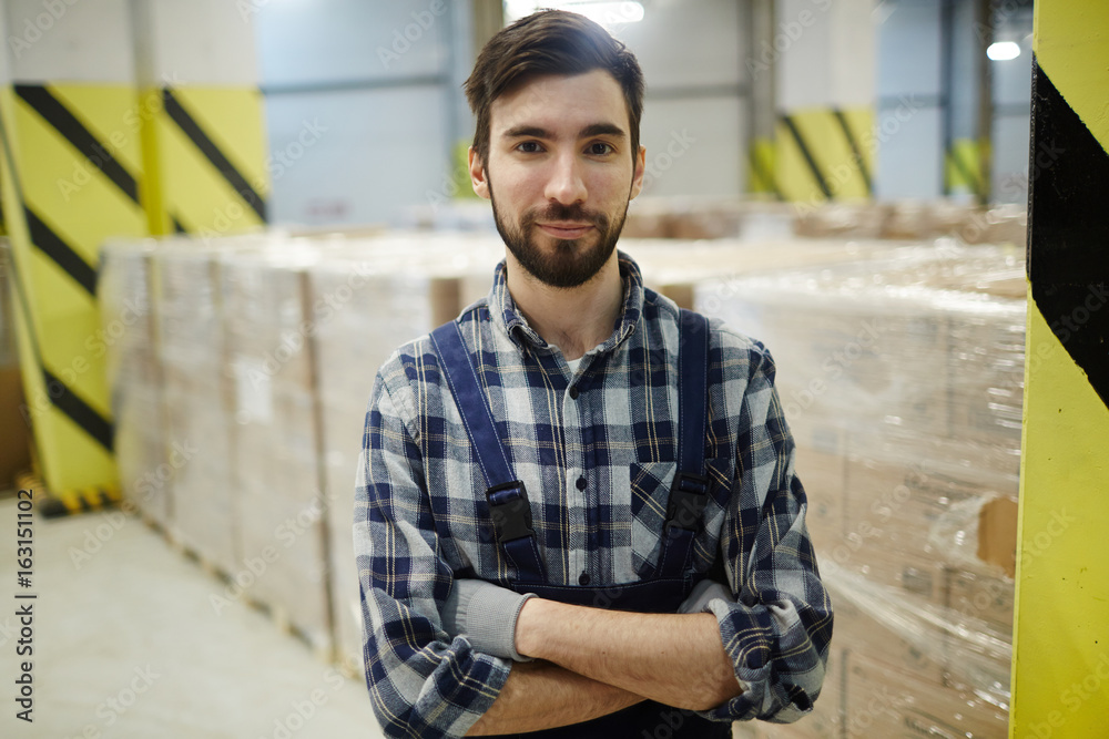 Obraz premium Young storehouse worker looking at camera