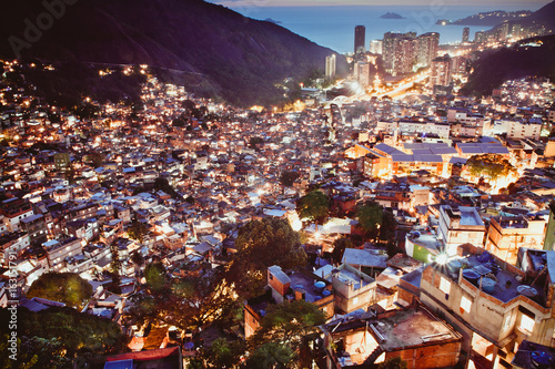 Favela Rocinha in Rio de Janeiro, Brasilien, leuchtet in der Nacht  photo