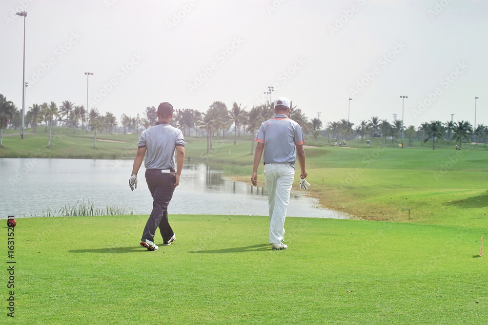 Obraz premium Man golf is a sport requiring heat tolerance.