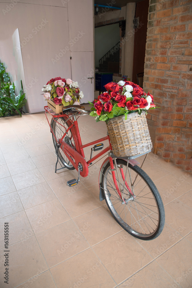 Group of roses in basket decorate on old bicycle.