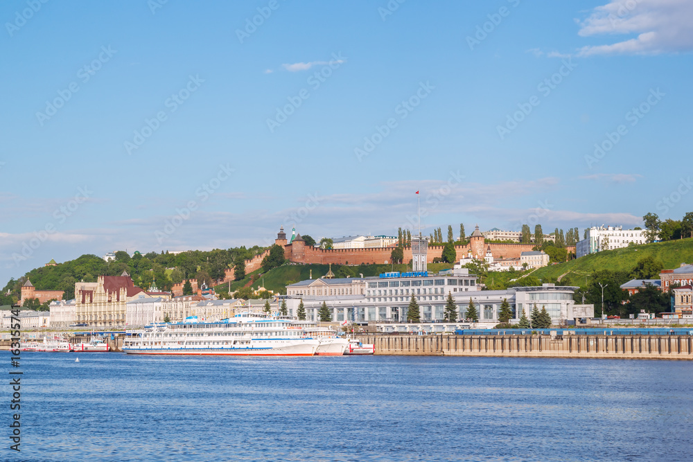 Obraz premium Cruise ships at the berth in Nizhny Novgorod