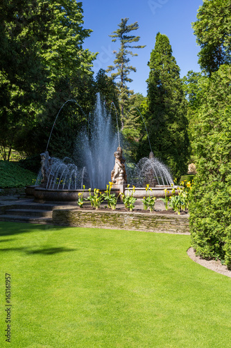 Fontaine et statue dans le jardin