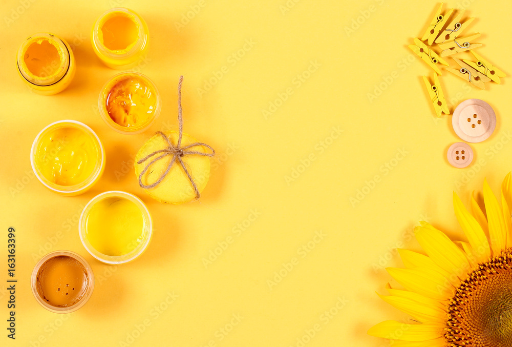 Fototapeta жёлтые предметы на жёлтом фоне яркая фотография