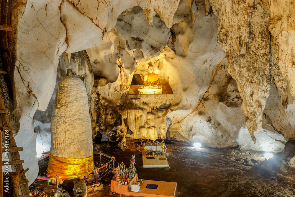 Obraz premium Beautiful Stalactites on the Trails inside the Muang On Cave Chiang Mai, Thailand.