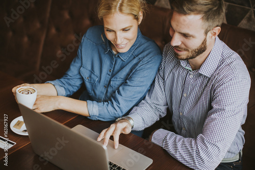 Couple buying online with c...