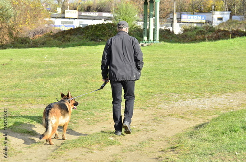 Pan z psem na spacerze