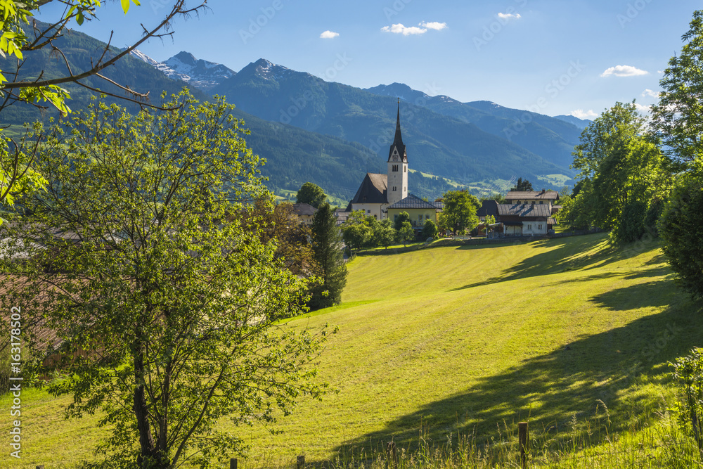Autriche/ village de Piesendorf  et son église