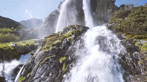 Wasserfall in den schweizer Alpen - Naturbelassene Berglandschaft mit dem Element Wasser in der Schweiz