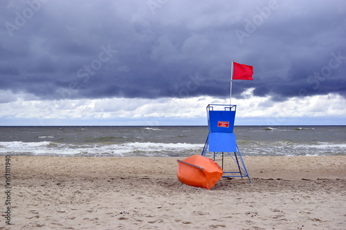 Zakaz kąpieli nad morzem - czerwona flaga