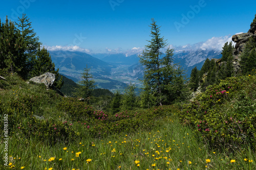 Obraz na płótnie Wanderweg mit Blick auf Innsbruck w salonie