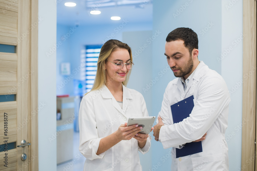 Obraz premium Two doctors discussing diagnosis while walking