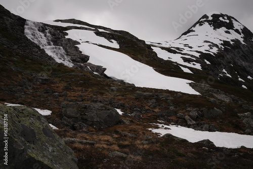 Der Schnee und das Schmelzwasser des Gebirges