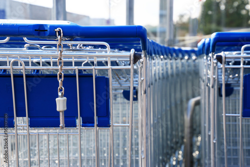 Obraz na płótnie Blaue Einkaufswagen aufgereiht