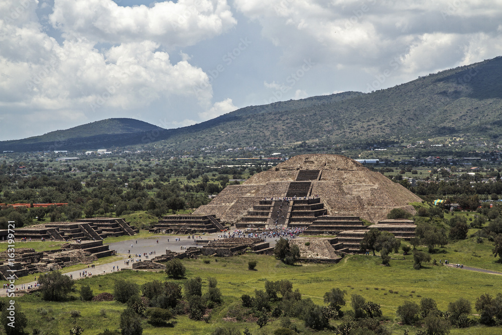 Teotihuacan Piramide del sol y la luna Stock Photo | Adobe Stock
