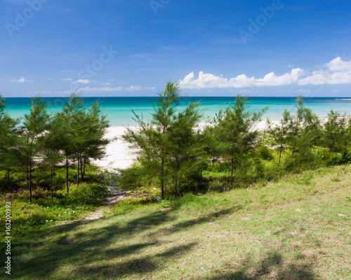 Path to empty paradise beach © Juhku