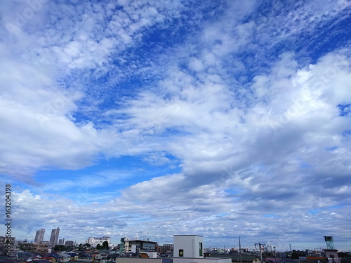 台風一過の青空と街並み © kawa10