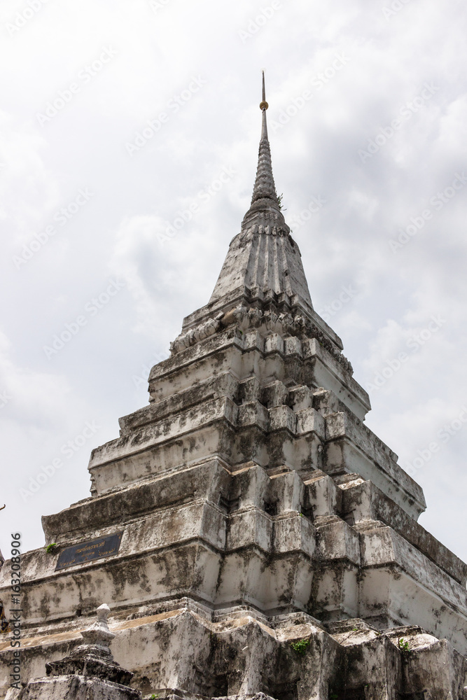 Fototapeta premium Wat Rakhang at Bangkok : ワットラカーン・寺・バンコク・チャオプラヤー川