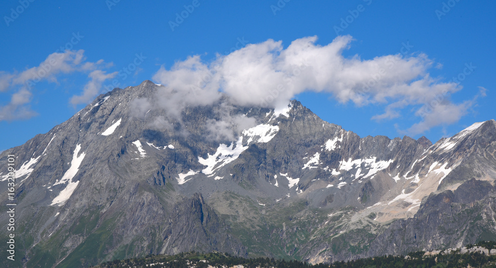Montagnes des Alpes en été vues depuis Courchevel