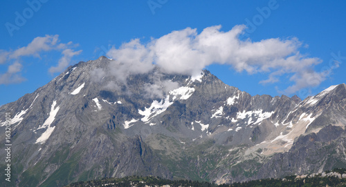 Montagnes des Alpes en été vues depuis Courchevel