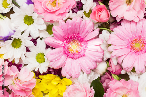 Sch  ner Blumen - Hintergrund  Arrangement aus weissen  gelben und rosa Bl  ten