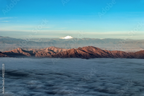 Wolkendecke mit Anden-Gebirge