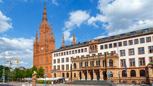 Wiesbaden, Schloßplatz. Links die Marktkirche, rechts Neues Rathaus. 4. Juli 2017.