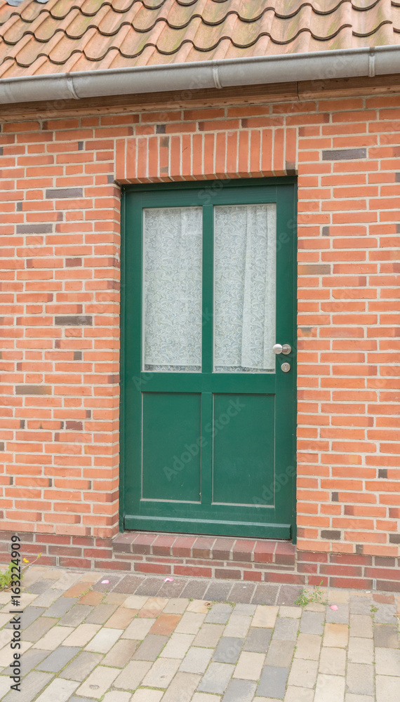 Fototapeta premium Grüne Haustür eines Hauses
