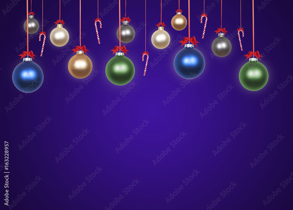 Weihnachtsdekoration vor violettem Hintergrund Weihnachtsdekoration vor violettem Hintergrund