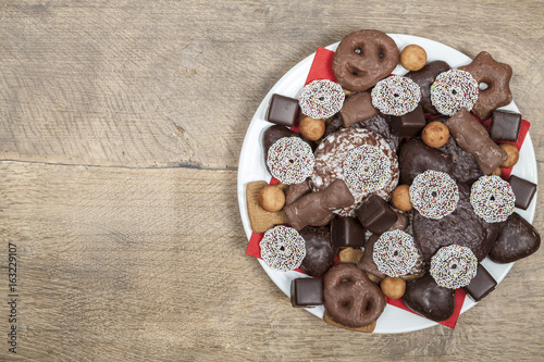 Weihnachtssüßigkeiten auf Teller photo